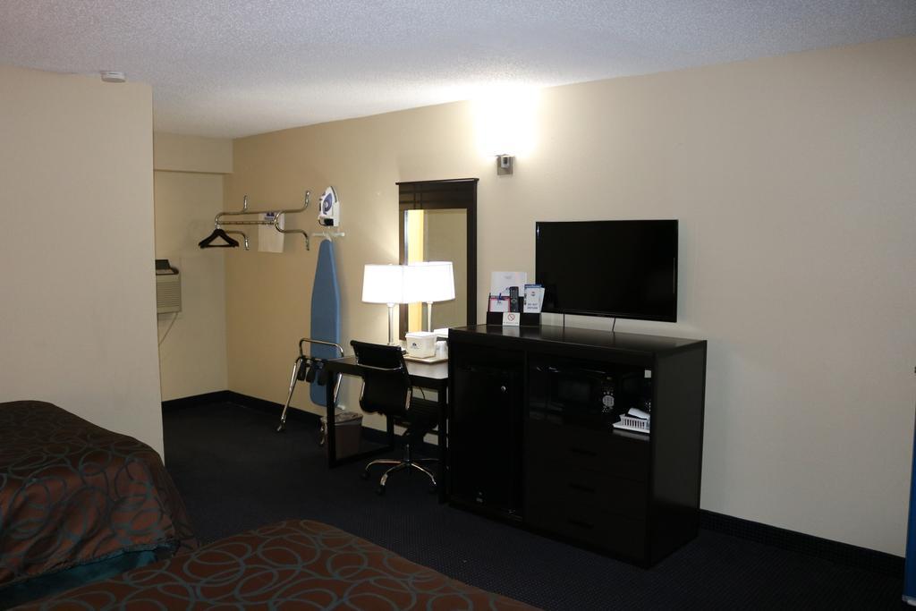 Americas Best Value Inn Giddings Exterior photo