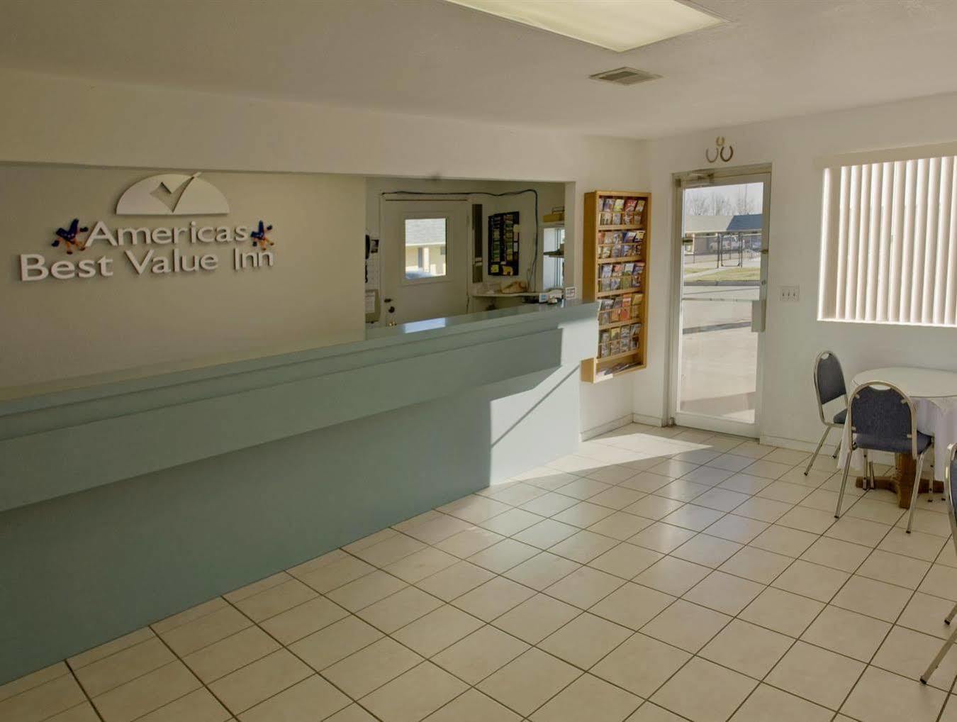 Americas Best Value Inn Giddings Exterior photo